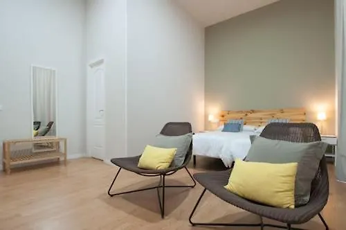 Triana 103 Rooms & Suites
